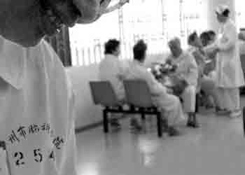 廣州腦科醫(yī)院內(nèi)的精神病患者